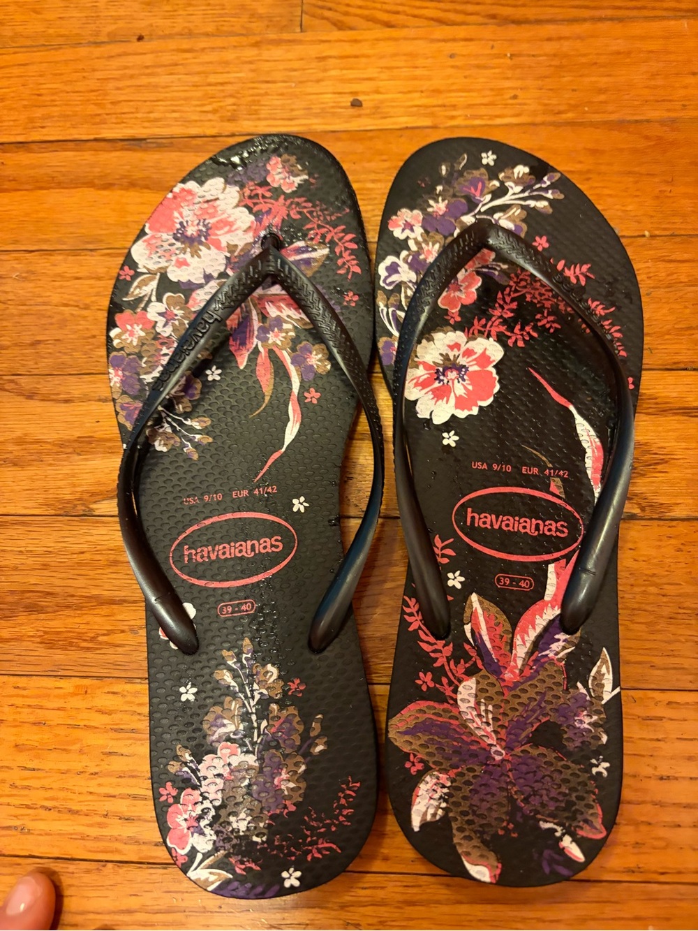 Havaianas Black Floral Women's Flip Flops size 39-40 9/10